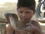 davish-adivasi-bocah-tujuh-tahun-asal-desa-pathada-wilayah-tengah-india.jpg