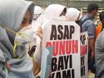 demo-kabut-asap-di-pekanbaru_20151024_204225.jpg