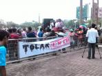 demo-warga-batam-tolak-uwto-di-depan-gedung-bp-batam_20161101_102400.jpg
