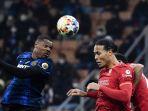 denzel-dumfries-duel-di-udara-dengan-virgil-van-dijk.jpg