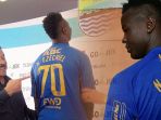 ezechiel-n-douassel-resmi-berseragam-persib-bandung_20170808_134520.jpg