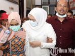 febi-nur-amelia-dibopong-seusai-menjalani-persidangan.jpg