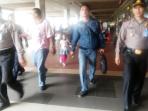febri-baju-biru-tengah-petugas-lion-air-di-bandara-hang-nadim_20151216_130926.jpg