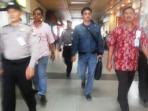 febri-baju-biru-tengah-petugas-lion-air-di-bandara-hang-nadim_20151216_133913.jpg