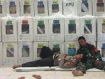 foto-anggota-polisi-tidur-di-paha-anggota-tni.jpg