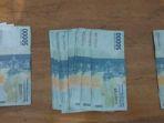 foto-barang-bukti-uang-palsu-pecahan-rp50-ribu-dari-tangan-tersangka-ridwan.jpg