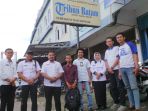 foto-bersama-di-depan-kantor-biro_20170208_225229.jpg