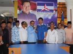 fungsionaris-dpc-demokrat-karimun-berpose-bersama-aunur-rafiq.jpg