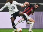gelandang-ac-milan-hakan-calhanoglu-berebut-bola-dengan-gelandang-lille-renato-sanches.jpg