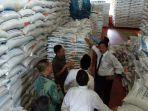 gubernur-kepri-nurdin-basirun-meninjau-stok-beras.jpg