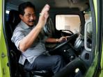 gubernur-kepri-nurdin-basirun-menyerahkan-mobil-operasional-kepada-pemko-batam5_20160714_175933.jpg