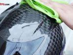 gunakan-kain-microfiber-untuk-mengelap-helm.jpg