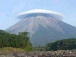 gunung-semeru-bertopi.jpg