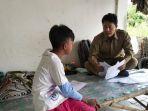 guru-avan-faturrahman-mendatangi-satu-satu-muridnya-agar-tetap-bisa-belajar.jpg