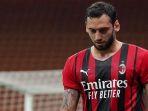 hakan-calhanoglu-dikabarkan-siap-negosiasi-kontrak-baru-untuk-bertahan-di-san-siro.jpg