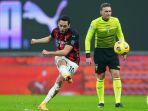 hakan-calhanoglu-mengalami-cedera-saat-ac-milan-vs-juventus.jpg