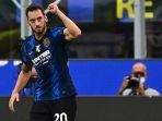hakan-calhanoglu-selebrasi-setelah-mencetak-gol-ke-gawang-genoa.jpg