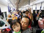 hari-terakhir-masa-uji-coba-mrt-warga-antre-untuk-mencoba.jpg