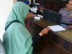 hariani-37-korban-kdrt-saat-membuat-laporan-polisi-di-polsek-batam-kota_20160402_163856.jpg
