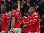 harry-maguire-melambaikan-tangan-ke-penonton-setelah-selebrasi.jpg