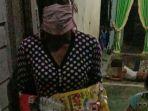 ibu-rumah-tangga-rms-31-menerima-bantuan-sembako-dari-polisi.jpg