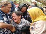 ibunda-akbar-alamsyah-rosminah-menangis-histeris-seusai-menghadiri-pemakaman-anaknya.jpg