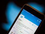 ilustrasi-aplikasi-twitter-di-ponsel-di-depan-logo-twitter.jpg