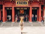 ilustrasi-wanita-berwisata-ke-buddha-tooth-relic-temple-and-museum.jpg