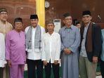 ismeth-abdullah-dan-warga-usai-menjadi-khatib-jumat.jpg