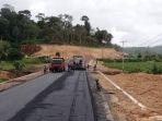 jalan-aspal-yang-tengah-dikerjakan-kontraktor-menuju-desa-bukit-padi-kecamatan-jemaja-timur.jpg