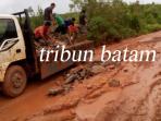 jalan-yang-menjadi-akses-utama-bagi-warga-desa-monggak-rusak-parah_20160725_121408.jpg