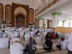 jemaah-berzikir-dan-membaca-al-quran-saat-menunggu-kedatangan-jenazah-ustaz-arifin-ilham.jpg