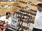 jokowi-beli-sepatu_20161019_221111.jpg