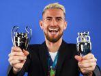 jorginho-menunjuk-replika-trofi-liga-champions-dan-piala-eropa.jpg
