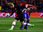 julian-brandt-berebut-bola-dengan-koke_20170316_080933.jpg