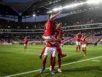 julian-weigl-melakukan-selebrasi-setelah-mencetak-gol-ke-gawang-psv-eindhoven.jpg