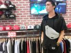 kaos-dengan-model-sedikit-koyak-pada-bagian-tertentu-atau-lebih-dikenal-dengan-istilah-west-style_20160317_152911.jpg