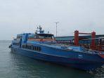 kapal-feri-di-pelabuhan-sri-bintan-pura-tanjungpinang.jpg