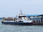 kapal-ferry-berlabuh-di-dermaga-pelabuhan-domestik-sekupang-batam.jpg