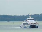 kapal-ferry-saat-hendak-berlabuh-di-pelabuhan-internasional-batam-center.jpg