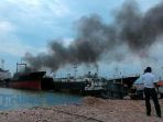 kapal-terbakar_20161121_214650.jpg