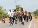 kapolda-kepri-irjen-pol-andap-budhi-revianto-berkeliling-kota-batam-menggunakan-sepeda.jpg
