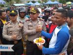 kapolresta-barelang-kombes-pol-hengki-menyerahkan-potongan-tumpeng_20180501_142210.jpg