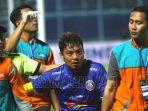 kapten-arema-fc-hamka-hamzah-mendapat-perawatan-medis.jpg
