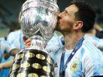 kapten-argentina-lionel-messi-mencium-trofi-copa-america-2021.jpg