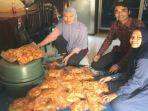 kegiatan-pengabdian-di-usaha-rumah-tangga-keripik-ibu-hapsah.jpg