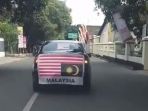 keliling-kota-usung-bendera-malaysia-terbalikl_20170821_144818.jpg