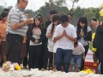 kelima-saudara-dewi-aprilian-saat-memberikan-penghormatan-terakhir-pada-dewi-1.jpg