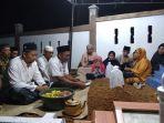 keluarga-berdoa-di-depan-makam-akila-10.jpg