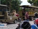 kendaraan-satpol-pp-di-dekat-lokasi-rencana-aksi-buruh-di-karimun_20180501_102624.jpg